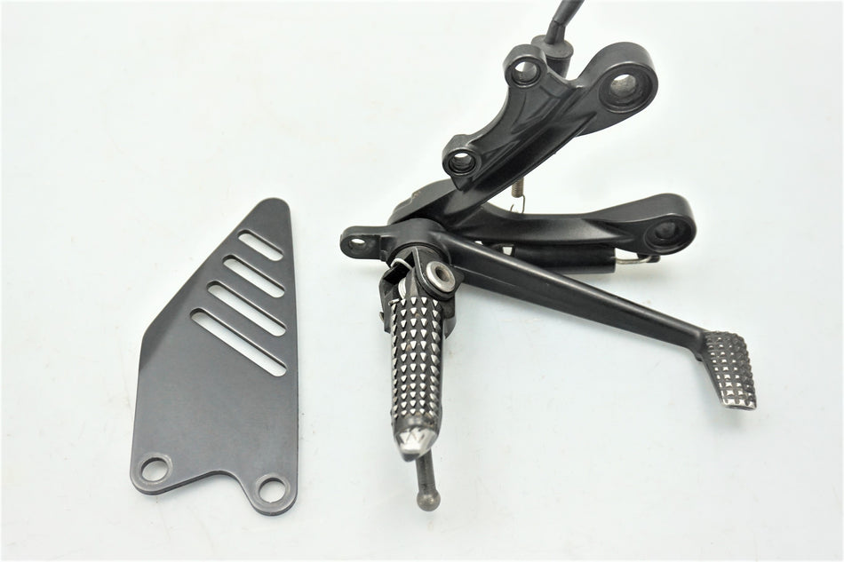 Fußrastenanlage vorne rechts Foot Peg Kawasaki ZX6R ZX600R 2009-2012