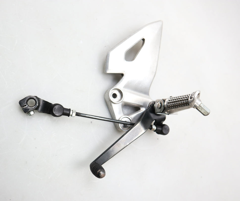 Fußraste Fußrastenanlage vorne links foot peg Suzuki GSX-S 125 / GSX-R 125