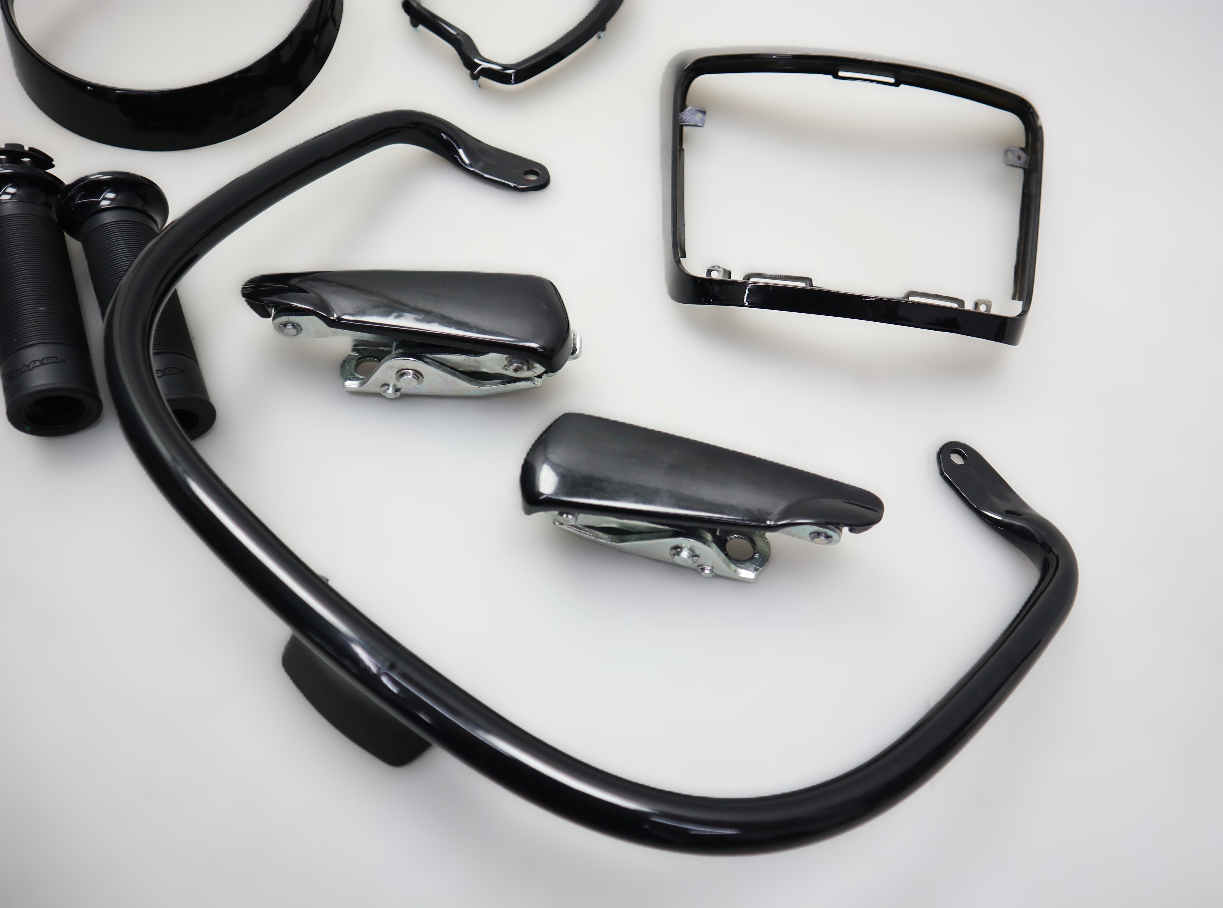 Styling Kit schwarz Bügel Griffe Fußraste Abdeckung Piaggio Vespa GTS 125 300 310