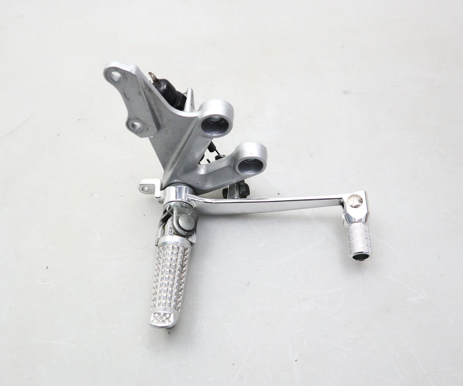 Fußraste Fußrastenanlage vorne rechts foot peg Suzuki GSX-R 1000 K3 K4 2003-2004