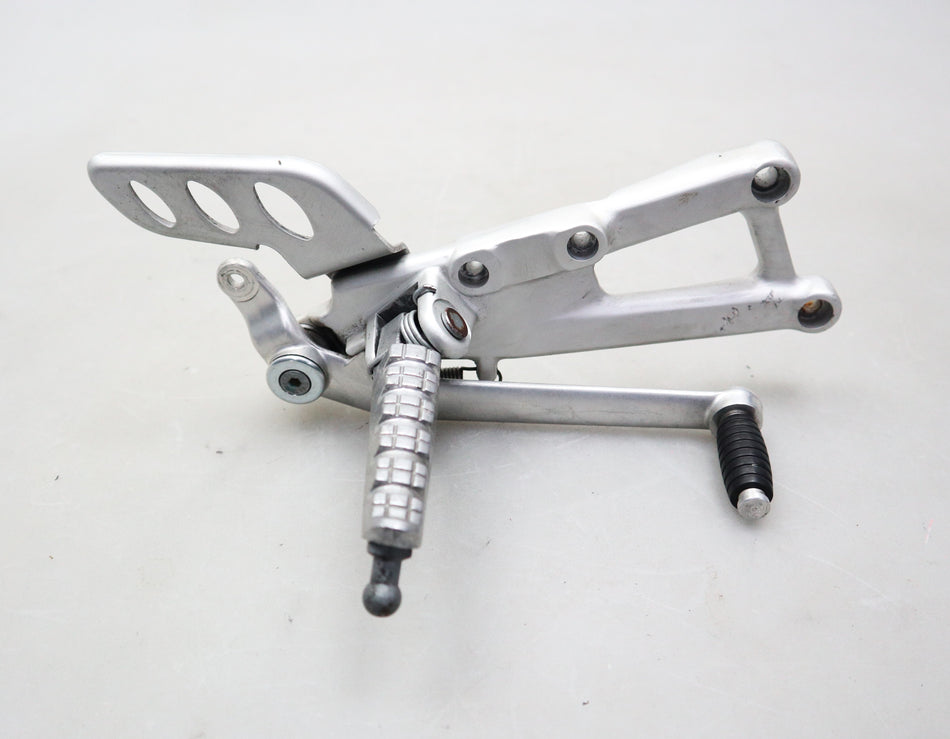 Fußraste Fußrastenanlage vorne rechts foot peg 899557 Aprilia RS 125 2023