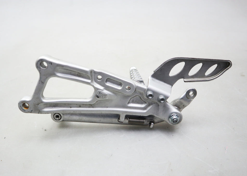 Fußraste Fußrastenanlage vorne rechts foot peg 899557 Aprilia RS 125 2023
