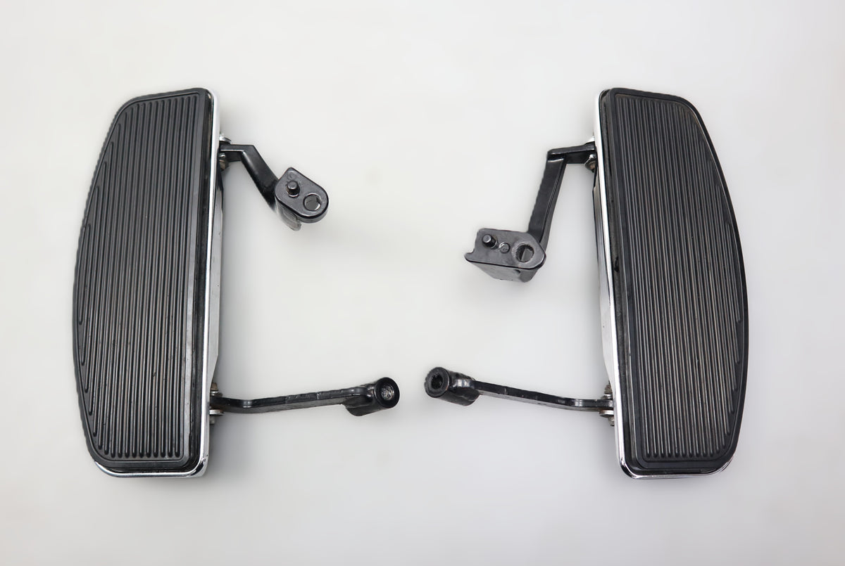 Trittbretter vorne Fußraste 50622-09A Footboard Harley Touring Road King Glide 2009-