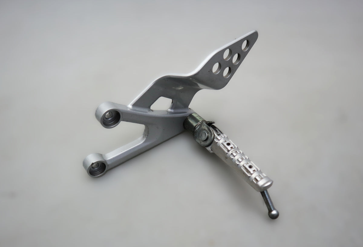 Fußraste vorne links 5D7-F7442-00 Footrest bracket Yamaha YZF-R 125 / MT 125 RE29 08-18