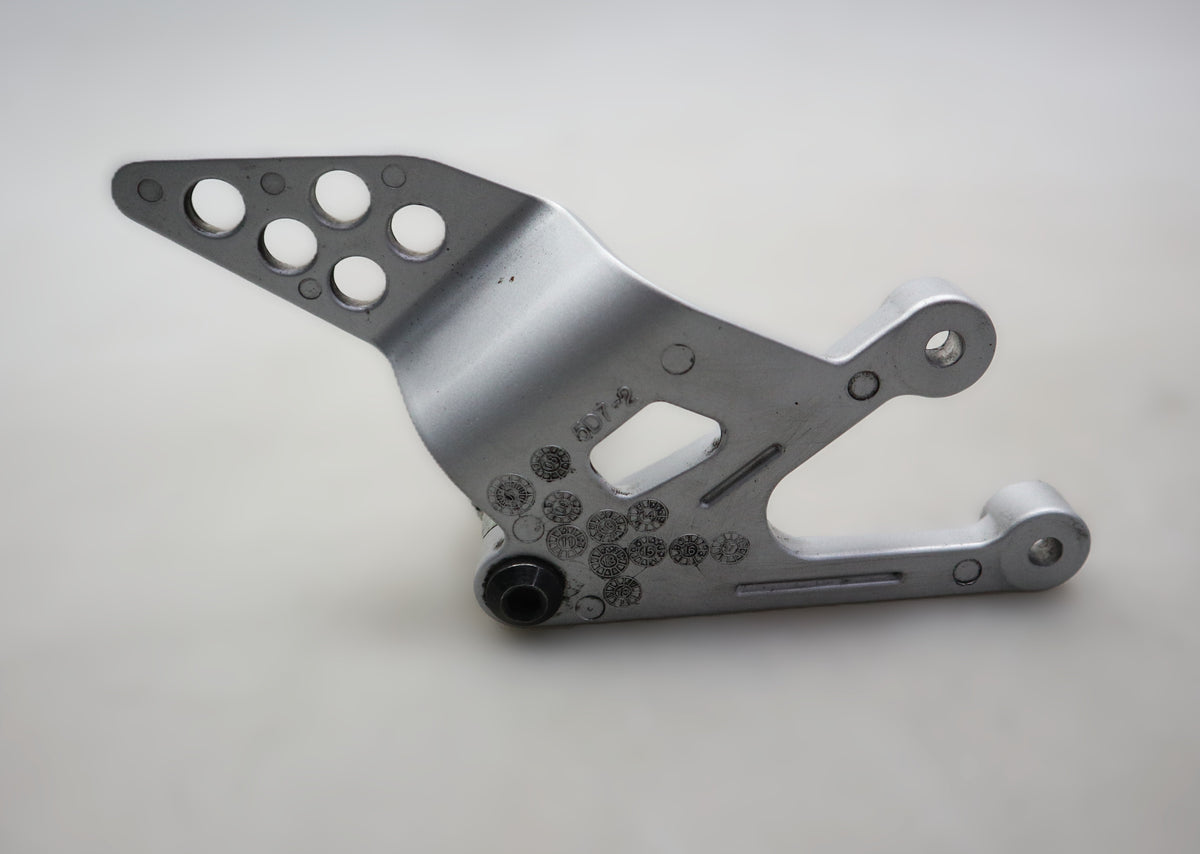 Fußraste vorne links 5D7-F7442-00 Footrest bracket Yamaha YZF-R 125 / MT 125 RE29 08-18