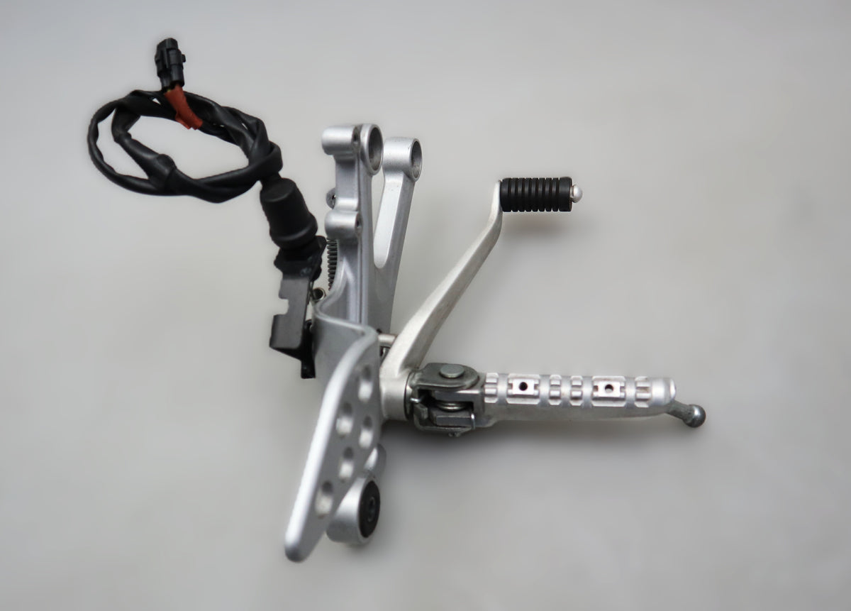 Fußraste vorne rechts 5D7-F7443-20 Footrest bracket Yamaha YZF-R 125 / MT 125 RE29 08-18